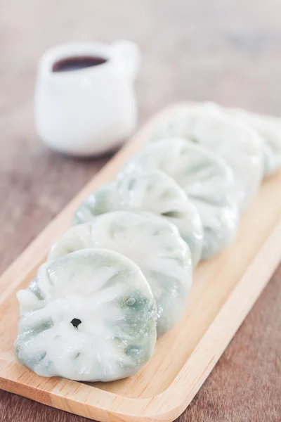 Kinesiska purjolök ångad dessert på träbord — Stockfoto