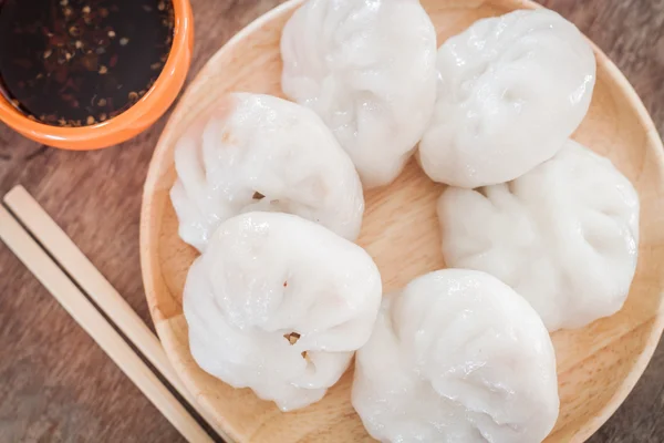 Kinesiska purjolök ångad dessert på träbord — Stockfoto