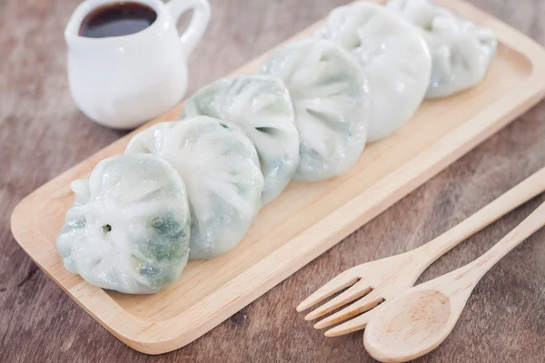 Kinesiska purjolök ångad dessert på träbord — Stockfoto