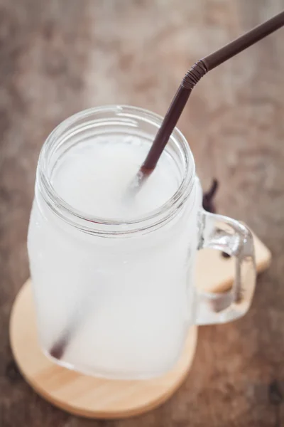 신선한 코코넛 물 잔 — 스톡 사진