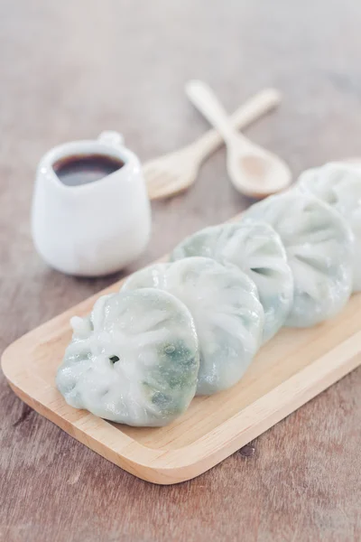 Kinesiska purjolök ångad dessert på träbord — Stockfoto