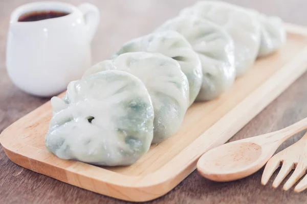 Kinesiska purjolök ångad dessert på träbord — Stockfoto