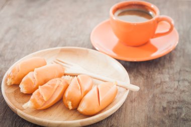 Ahşap plaka üzerinde tavuk sosis