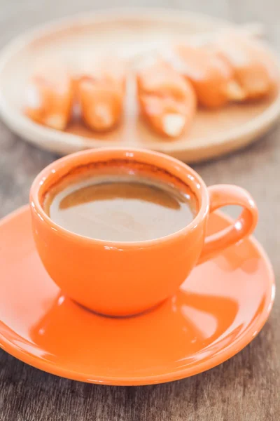 Café chaud sur table en bois — Photo