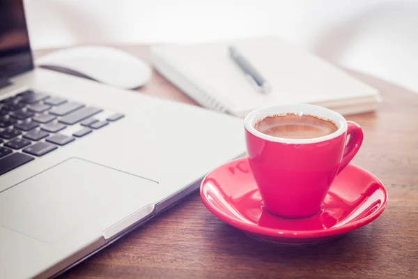 Röd kaffekopp med anteckningar och laptop — Stockfoto