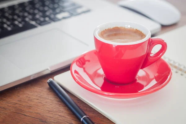 Tasse à café rouge avec bloc-notes et ordinateur portable — Photo