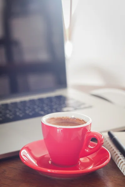 Tasse à café rouge avec bloc-notes et ordinateur portable — Photo