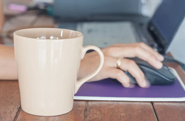 Kaffemugg på caféet — Stockfoto