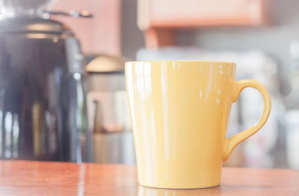 コーヒーショップでのコーヒーマグカップ — ストック写真