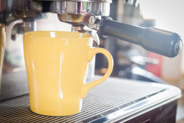 Kubek do kawy w kawiarni — Zdjęcie stockowe