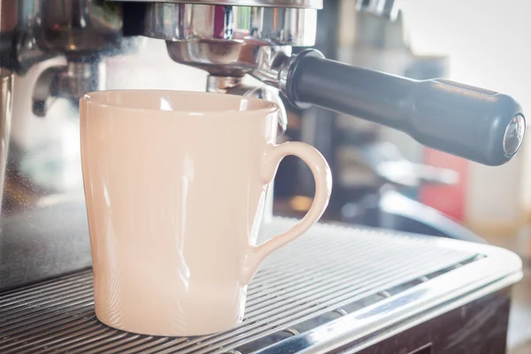 Coffee mug in coffee shop — Stock Photo, Image