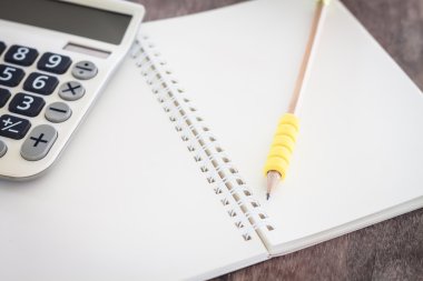 Açık boş defter kalem ile