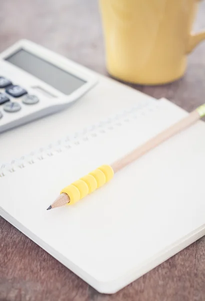 Cuaderno abierto en blanco con lápiz — Foto de Stock