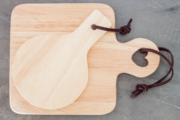 Wooden plate on grey background — Stock Photo, Image