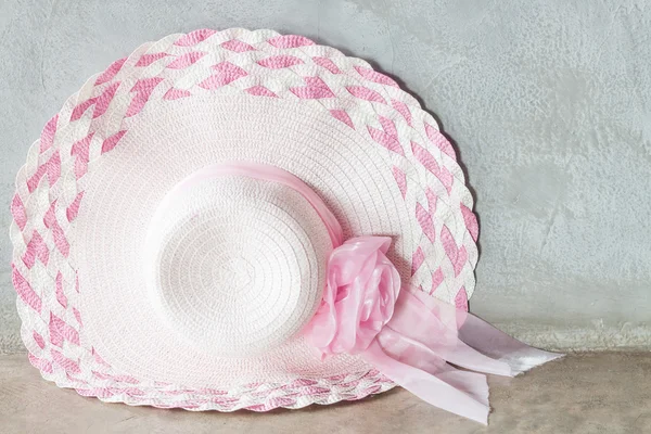 Ροζ καπέλο με κορδέλα σε γκρίζο φόντο — Φωτογραφία Αρχείου