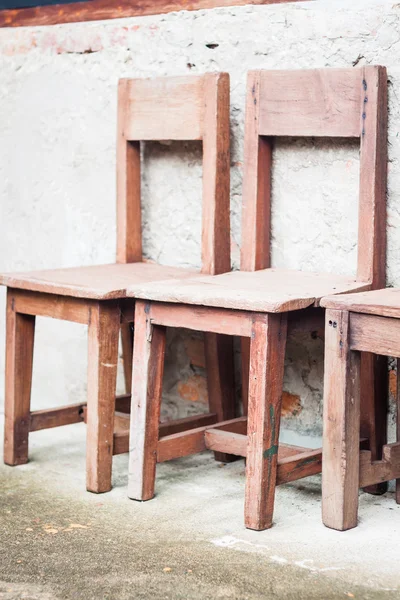 Dřevěné židle v zahradě — Stock fotografie