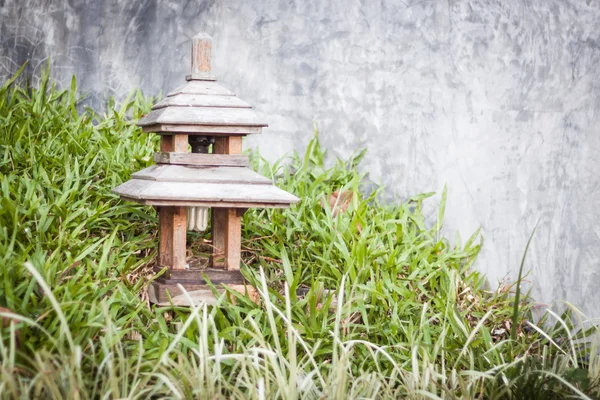 Деревянные лампы, украшенные в саду — стоковое фото