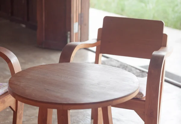 Ξύλινο τραπέζι και καρέκλες στην καφετερία — Φωτογραφία Αρχείου