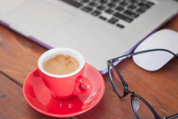 Taza de café rojo en la estación de trabajo — Foto de Stock