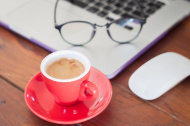 İş istasyonu üzerinde kırmızı kahve fincanı