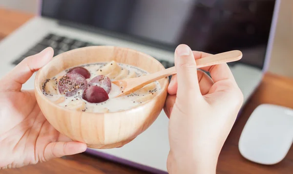 Müsli s ovocem na pracovní stanici — Stock fotografie