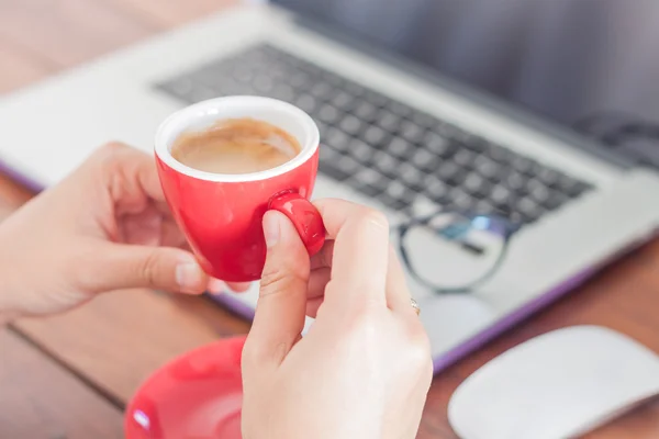 Röd kaffekopp på arbetsplats — Stockfoto