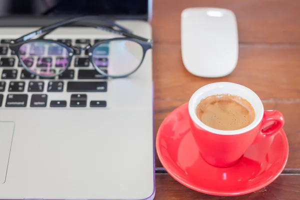 Taza de café rojo en la estación de trabajo — Foto de Stock