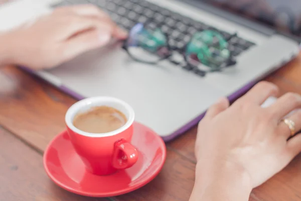 Tazza di caffè rosso sulla postazione di lavoro — Foto Stock