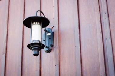 Ahşap duvara dekore edilmiş lamba