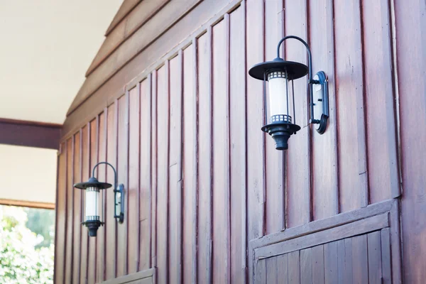 木製の壁に飾られたランプ — ストック写真
