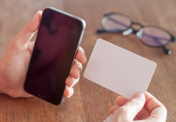 Teléfono inteligente en la mano de una mujer — Foto de Stock