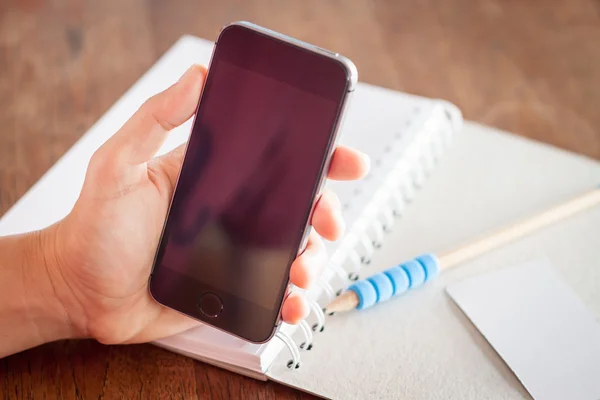 Chytrý telefon v ruce ženy — Stock fotografie