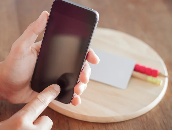 Chytrý telefon v ruce ženy — Stock fotografie