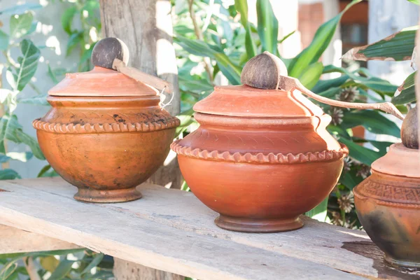 Tontopf mit Wasser gefüllt — Stockfoto