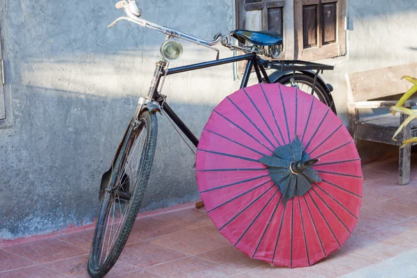 Retro rower z czerwony parasol — Zdjęcie stockowe