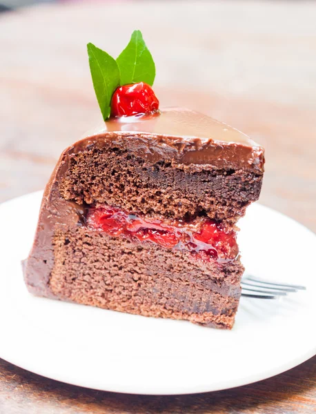 Pedazo de pastel de chocolate en plato blanco — Foto de Stock