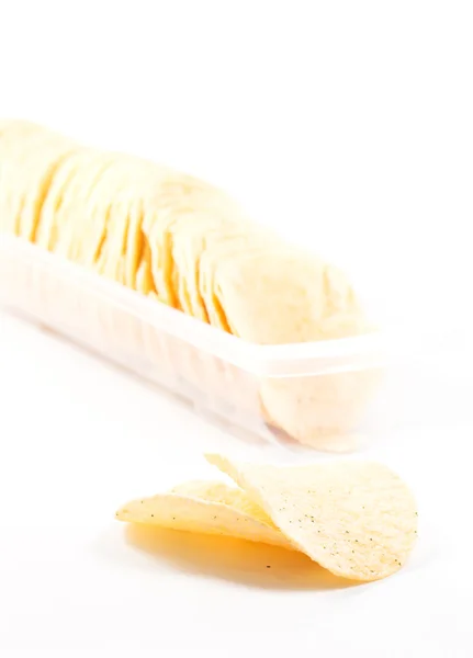 Beyaz arkaplanda patates cipsi — Stok fotoğraf