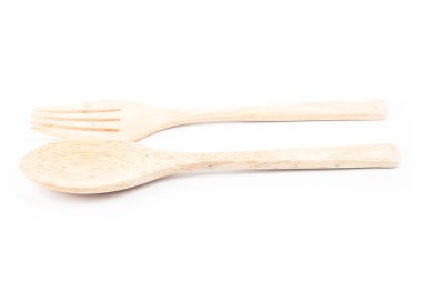 Tahta kaşık ve çatal beyaz arkaplanda