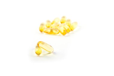Beyaz arkaplanda balık yağı kapsülleri