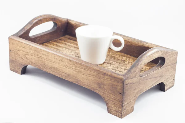 Beyaz arka plan üzerinde izole ahşap tepsi üzerinde kahve fincanı — Stok fotoğraf