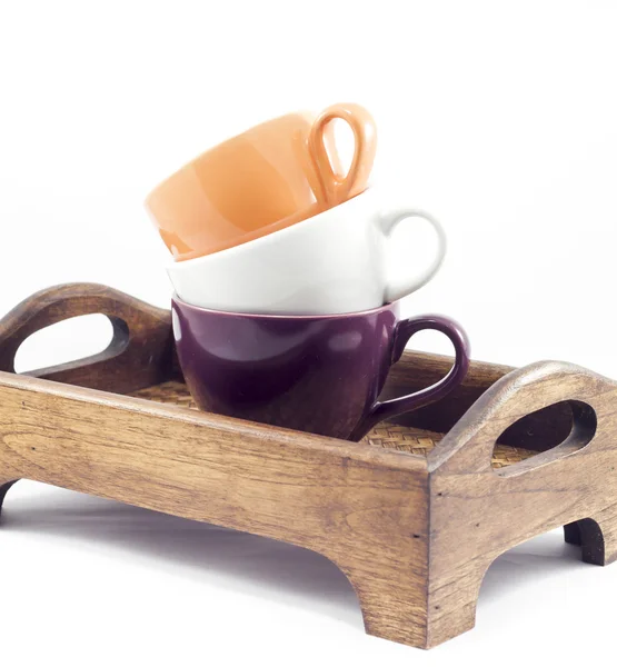 Кофе чашки на деревянном подносе изолированы на белом фоне — стоковое фото
