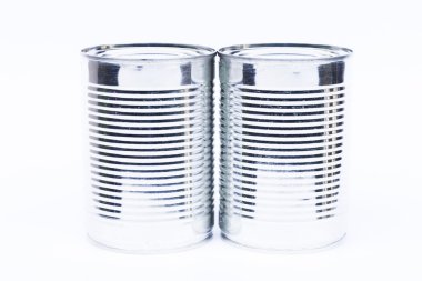 Yakın çekim teneke beyaz arka plan üzerinde izole 