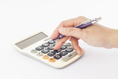 Beyaz arka plan üzerinde izole el ile hesaplama