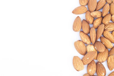 Beyaz arkaplanda izole edilmiş badem fıstıkları