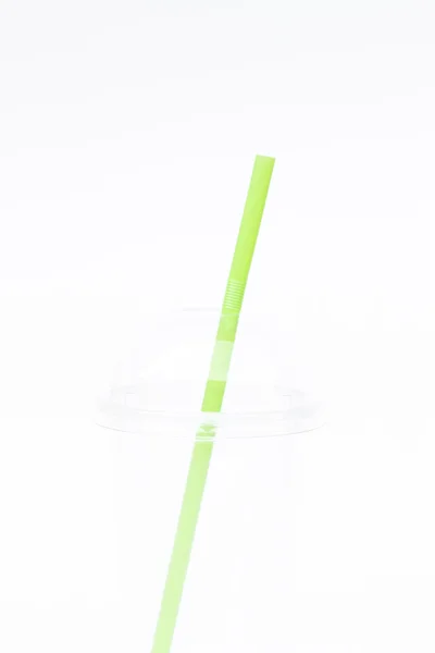 Copo de plástico vazio com palha isolada no fundo branco — Fotografia de Stock