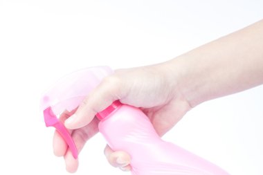 Beyaz backgr izole plastik sisli sprey şişe tutan el