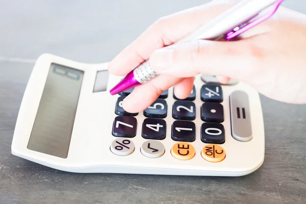 Kobiety w rękę z kalkulatorem i pióra — Zdjęcie stockowe