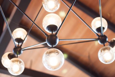 Kahve dükkanında dekore edilmiş güzel ışık lamba