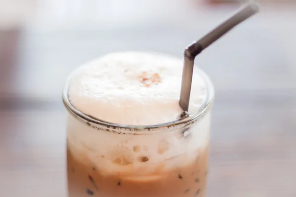 Café gelado Mocha em vidro na mesa — Fotografia de Stock