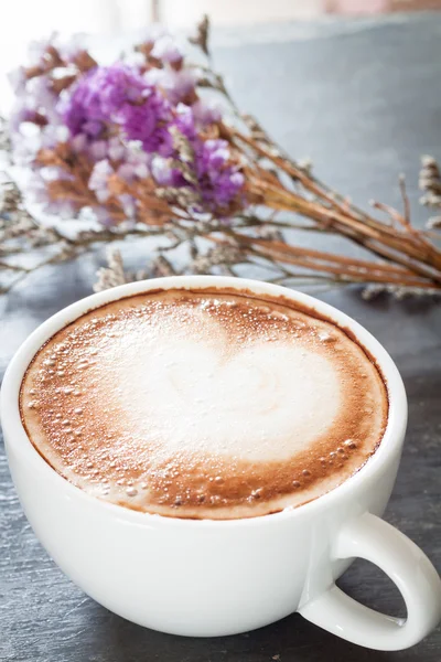 Tasse à café avec belle fleur violette — Photo